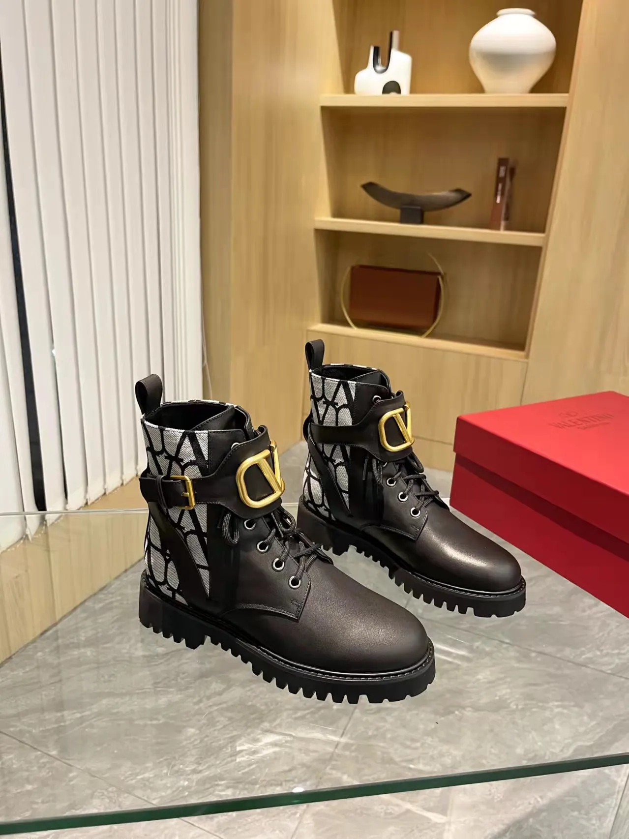 👟👟Ex-factory price 540👟👟 𝑉𝐴𝐿𝐸𝑁𝑇𝐼𝑁𝑂 Valentino's new autumn and winter Martin boots. The unique [V logo fabric print pattern] brings out a full sense of high-end, worth buying★Absolutely high-grade❥Original method Absolute sensibility❥Elegant style Create a different feeling, simple and elegant style!  Fabric: fabric printed cloth + imported cowhide. Lining: inner sheepskin. Bronze large buckle with high-end printing. Color: black, brown. Size: 35-41. (42 customized items cannot be returned or exchanged)